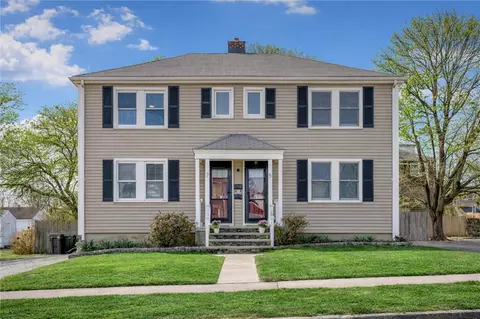5 Shangri La Ln, Middletown, RI 02842