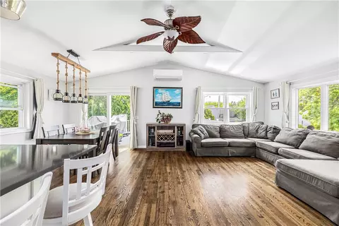 60 Brooklyn Rd, Narragansett, RI 02882