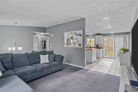 Living - 39 Gateway Ct, Warwick, RI 02889 photo 3 of 6