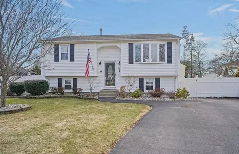 Exterior - 39 Gateway Ct, Warwick, RI 02889 photo 2 of 13
