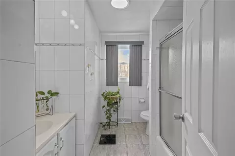 Bath - 39 Gateway Ct, Warwick, RI 02889 photo 1 of 3