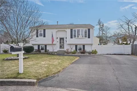 39 Gateway Ct, Warwick, RI 02889