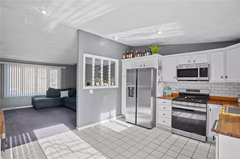 Kitchen - 39 Gateway Ct, Warwick, RI 02889 photo 1 of 6