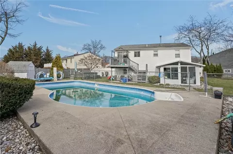 Exterior - 39 Gateway Ct, Warwick, RI 02889 photo 7 of 13