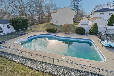 Exterior - 39 Gateway Ct, Warwick, RI 02889 photo 6 of 13