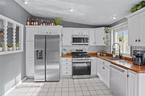 Kitchen - 39 Gateway Ct, Warwick, RI 02889 photo 6 of 6