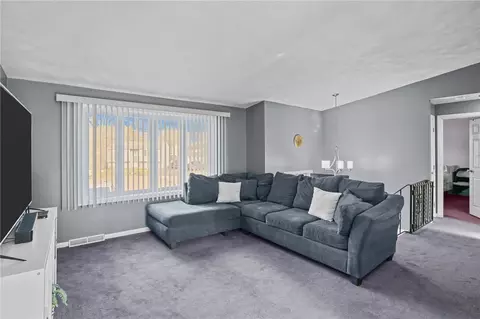 Living - 39 Gateway Ct, Warwick, RI 02889 photo 2 of 6