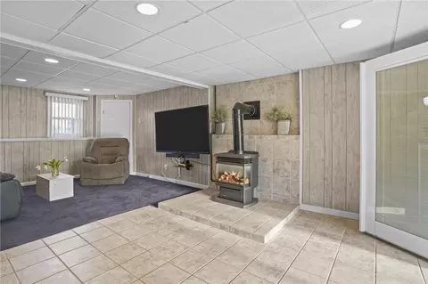 Living - 39 Gateway Ct, Warwick, RI 02889 photo 6 of 6