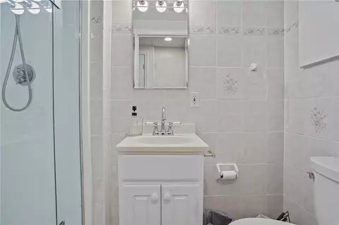 Bath - 39 Gateway Ct, Warwick, RI 02889 photo 3 of 3