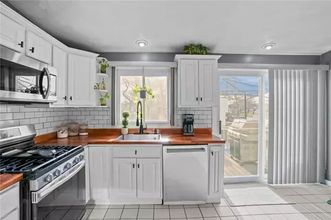 Kitchen - 39 Gateway Ct, Warwick, RI 02889 photo 4 of 6