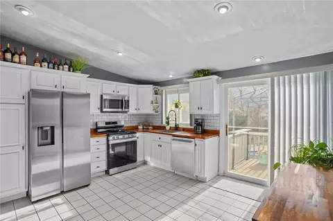 Kitchen - 39 Gateway Ct, Warwick, RI 02889 photo 2 of 6