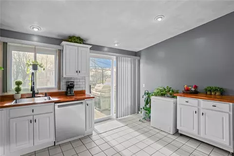 Kitchen - 39 Gateway Ct, Warwick, RI 02889 photo 3 of 6