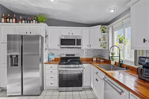 Kitchen - 39 Gateway Ct, Warwick, RI 02889 photo 5 of 6
