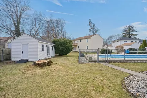 Exterior - 39 Gateway Ct, Warwick, RI 02889 photo 5 of 13