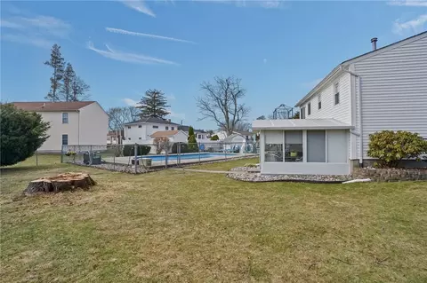 Exterior - 39 Gateway Ct, Warwick, RI 02889 photo 4 of 13