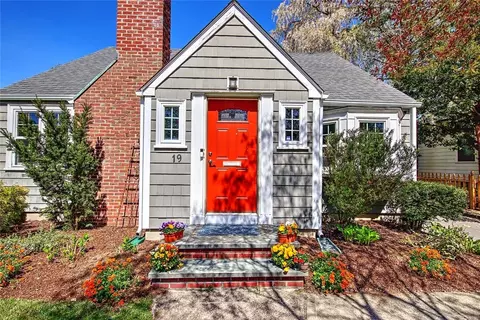 19 Berwick Pl, Rumford, RI 02916