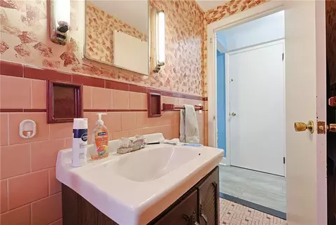 Bath - 37 Knowles Dr, Warwick, RI 02888 photo 2 of 4