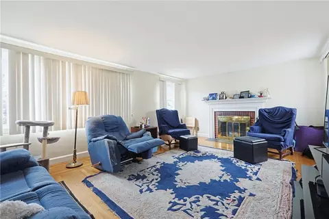 Living - 37 Knowles Dr, Warwick, RI 02888 photo 2 of 3
