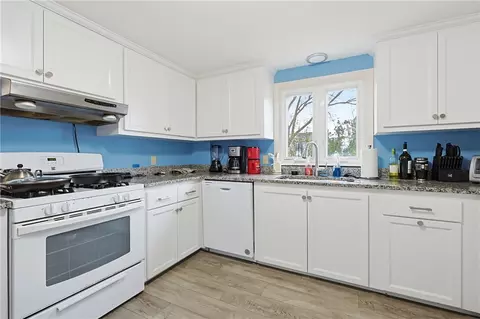 Kitchen - 37 Knowles Dr, Warwick, RI 02888 photo 2 of 6