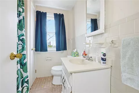 Bath - 37 Knowles Dr, Warwick, RI 02888 photo 3 of 4