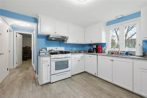 Kitchen - 37 Knowles Dr, Warwick, RI 02888 photo 6 of 6