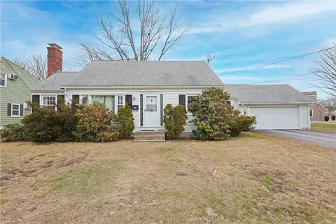 37 Knowles Dr, Warwick, RI 02888