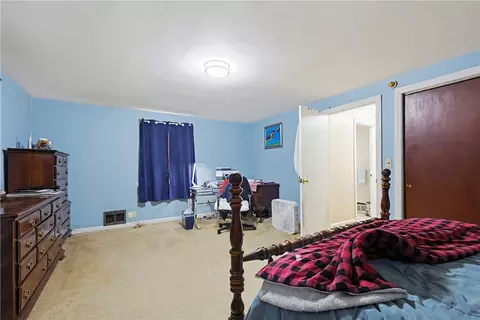Bedroom - 37 Knowles Dr, Warwick, RI 02888 photo 6 of 11
