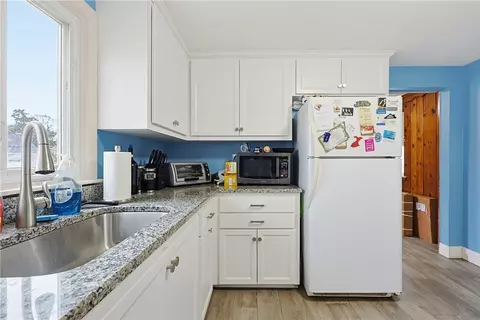 Kitchen - 37 Knowles Dr, Warwick, RI 02888 photo 4 of 6