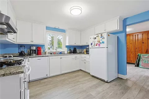 Kitchen - 37 Knowles Dr, Warwick, RI 02888 photo 5 of 6
