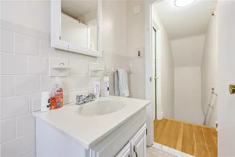 Bath - 37 Knowles Dr, Warwick, RI 02888 photo 4 of 4