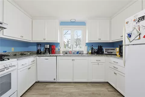 Kitchen - 37 Knowles Dr, Warwick, RI 02888 photo 1 of 6