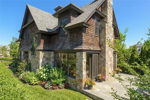 29 Prairie Ave, Newport, RI 02840