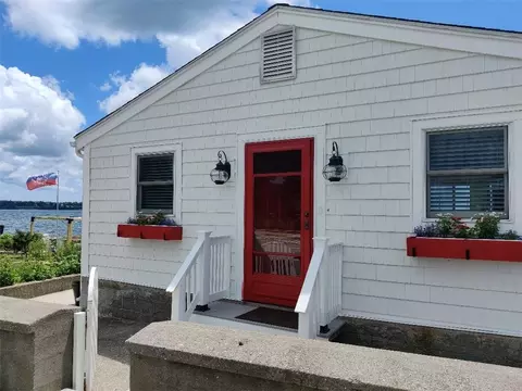 385 Park Ave, Portsmouth, RI 02871