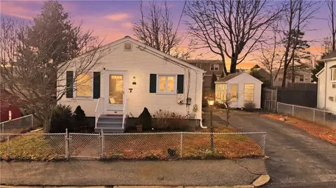 62 Hillcrest Ave, Pawtucket, RI 02860