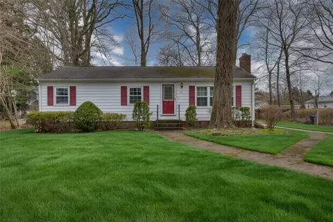 86 Lawndale Dr, East Greenwich, RI 02818
