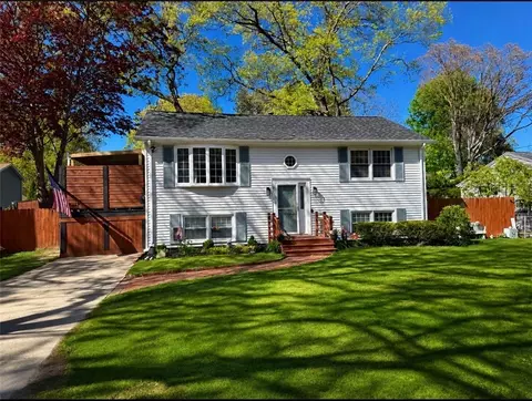 51 Cove Ave, Barrington, RI 02806