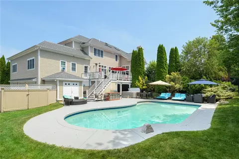 180 Cottontail Dr, Portsmouth, RI 02871