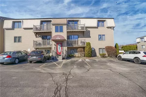 79 Village Ct, West Warwick, RI 02893
