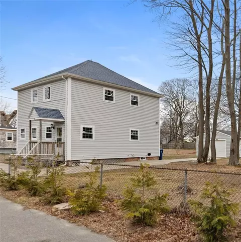 52 Blake St, Warwick, RI 02889