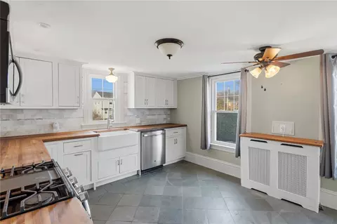 493 Turnpike Ave, Portsmouth, RI 02871