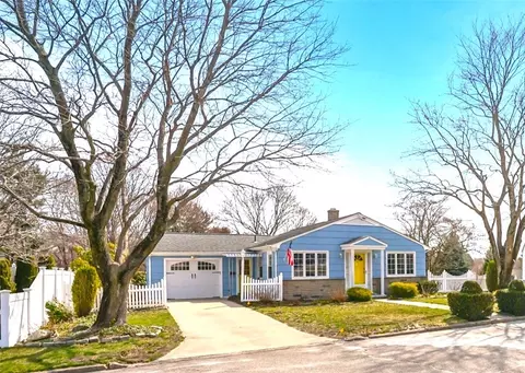 4 Meadowcrest Dr, Cumberland, RI 02864