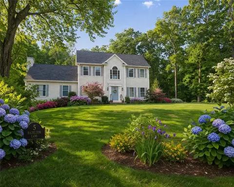 5 Hazelton Ln, West Kingston, RI 02892