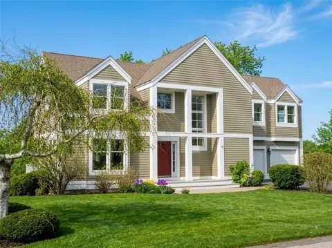 2 Overlook Dr, Bristol, RI 02809