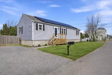 77 Walnut St, Portsmouth, RI 02871