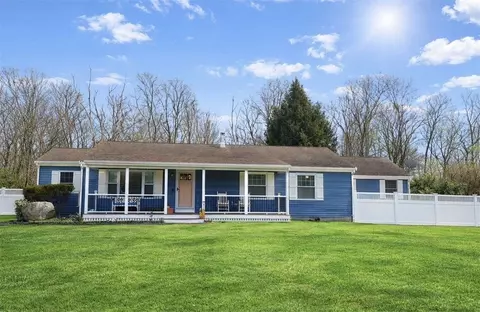 72 Kevin Dr, Tiverton, RI 02878