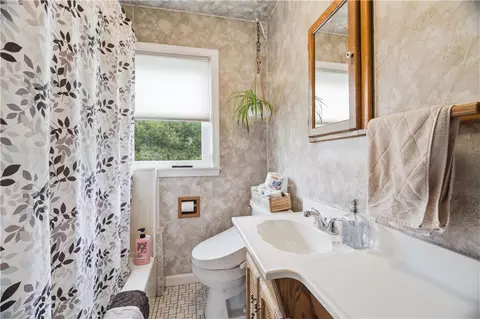 Bath - 111 Beechcrest St, Warwick, RI 02888 photo 1 of 2