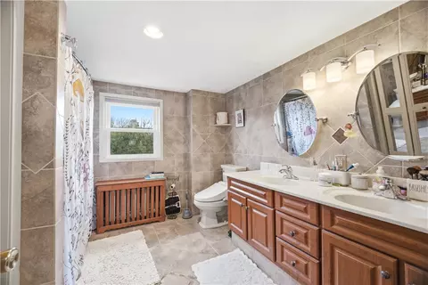 Bath - 111 Beechcrest St, Warwick, RI 02888 photo 2 of 2