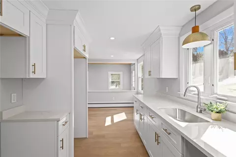 689 Knotty Oak Rd, Coventry, RI 02816