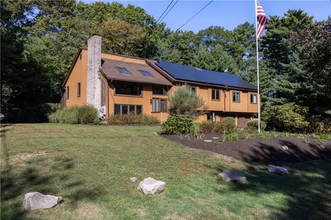 8 Robin Dr, North Kingstown, RI 02852
