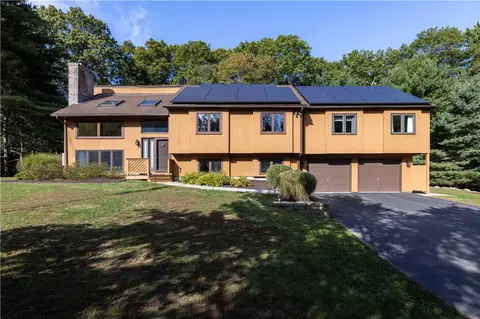 8 Robin Dr, North Kingstown, RI 02852